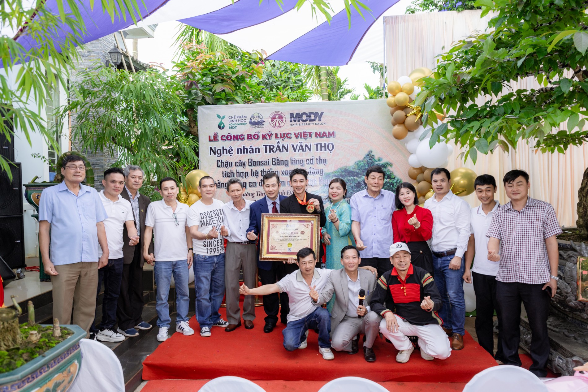 Tác phẩm bằng lăng nu của nghệ nhân Trần Văn Thọ đón nhận bằng Kỷ lục Việt Nam Tác phẩm bằng lăng nu của nghệ nhân Trần Văn Thọ đón nhận bằng Kỷ lục Việt Nam