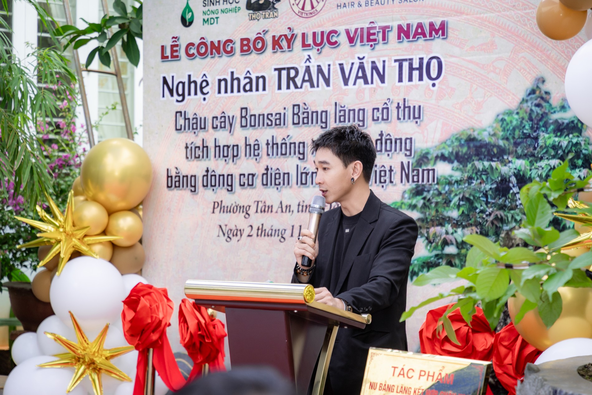 Tác phẩm bằng lăng nu của nghệ nhân Trần Văn Thọ đón nhận bằng Kỷ lục Việt Nam Tác phẩm bằng lăng nu của nghệ nhân Trần Văn Thọ đón nhận bằng Kỷ lục Việt Nam