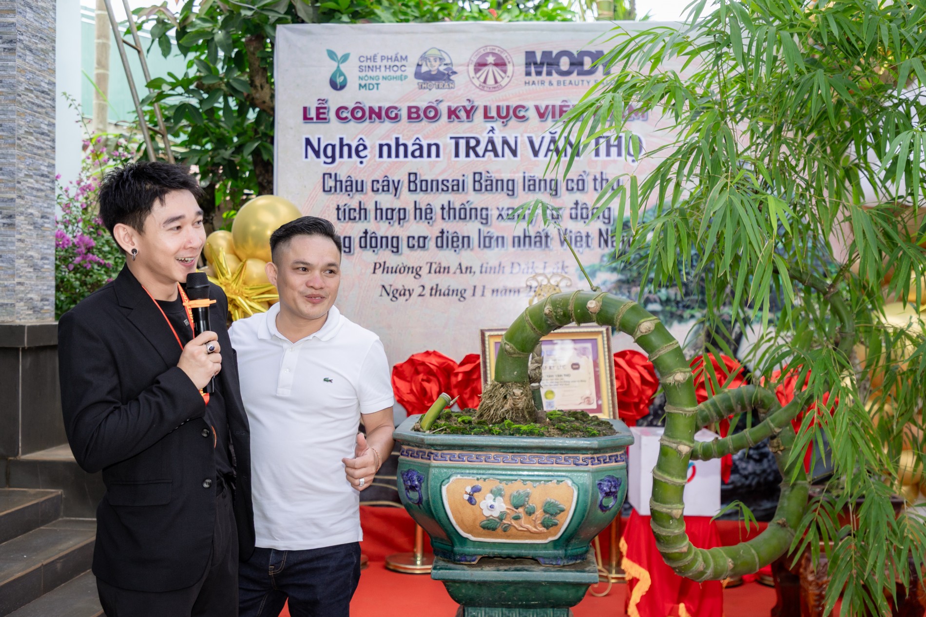 Tác phẩm bằng lăng nu của nghệ nhân Trần Văn Thọ đón nhận bằng Kỷ lục Việt Nam Tác phẩm bằng lăng nu của nghệ nhân Trần Văn Thọ đón nhận bằng Kỷ lục Việt Nam