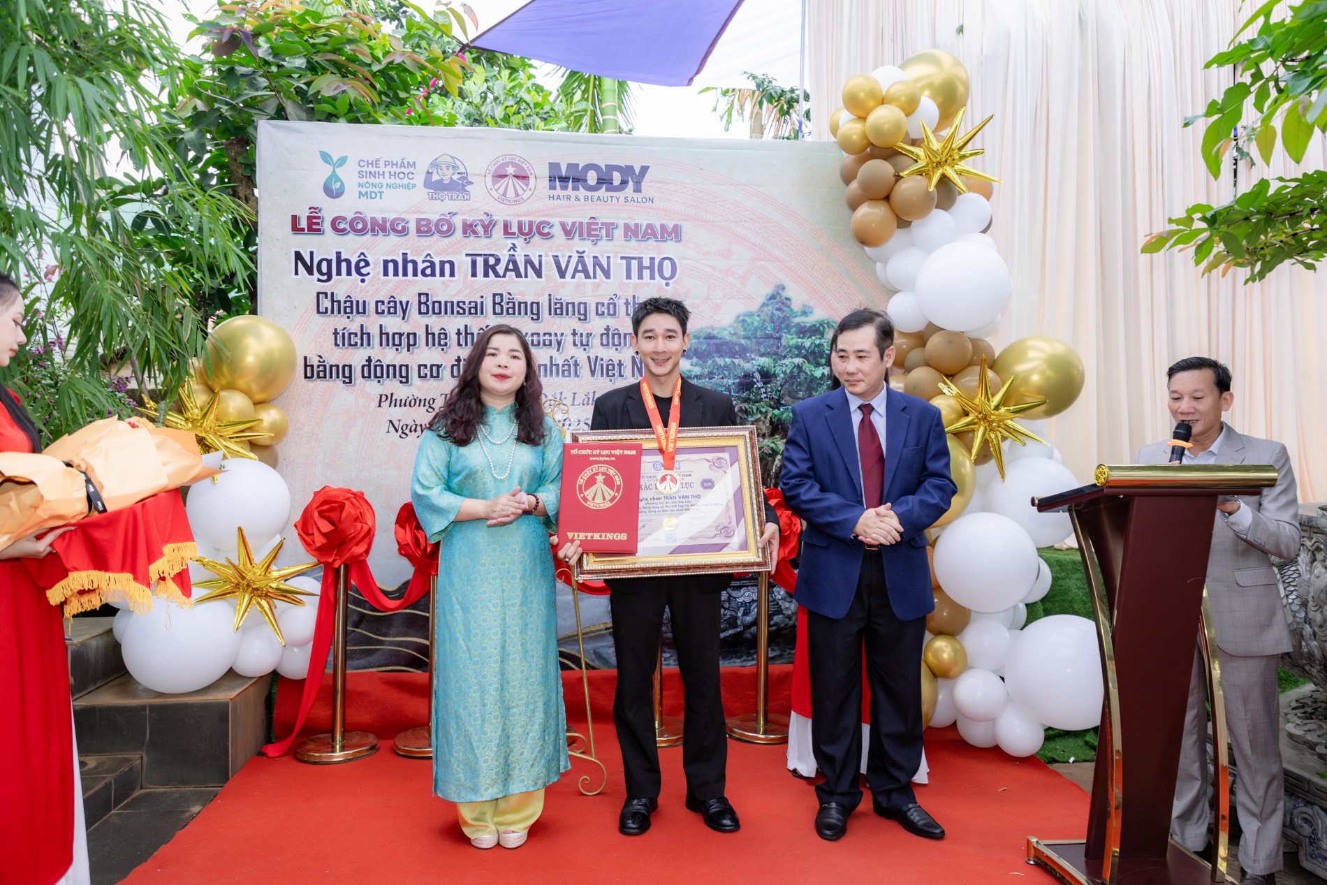 Tác phẩm bằng lăng nu của nghệ nhân Trần Văn Thọ đón nhận bằng Kỷ lục Việt Nam Tác phẩm bằng lăng nu của nghệ nhân Trần Văn Thọ đón nhận bằng Kỷ lục Việt Nam