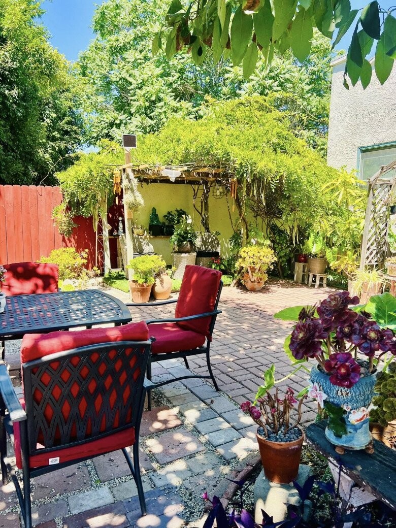 Biệt thự 30 tỷ của danh hài Thúy Nga với khu vườn xanh mát, ngập tràn hoa trái Biệt thự 30 tỷ của danh hài Thúy Nga với khu vườn xanh mát, ngập tràn hoa trái