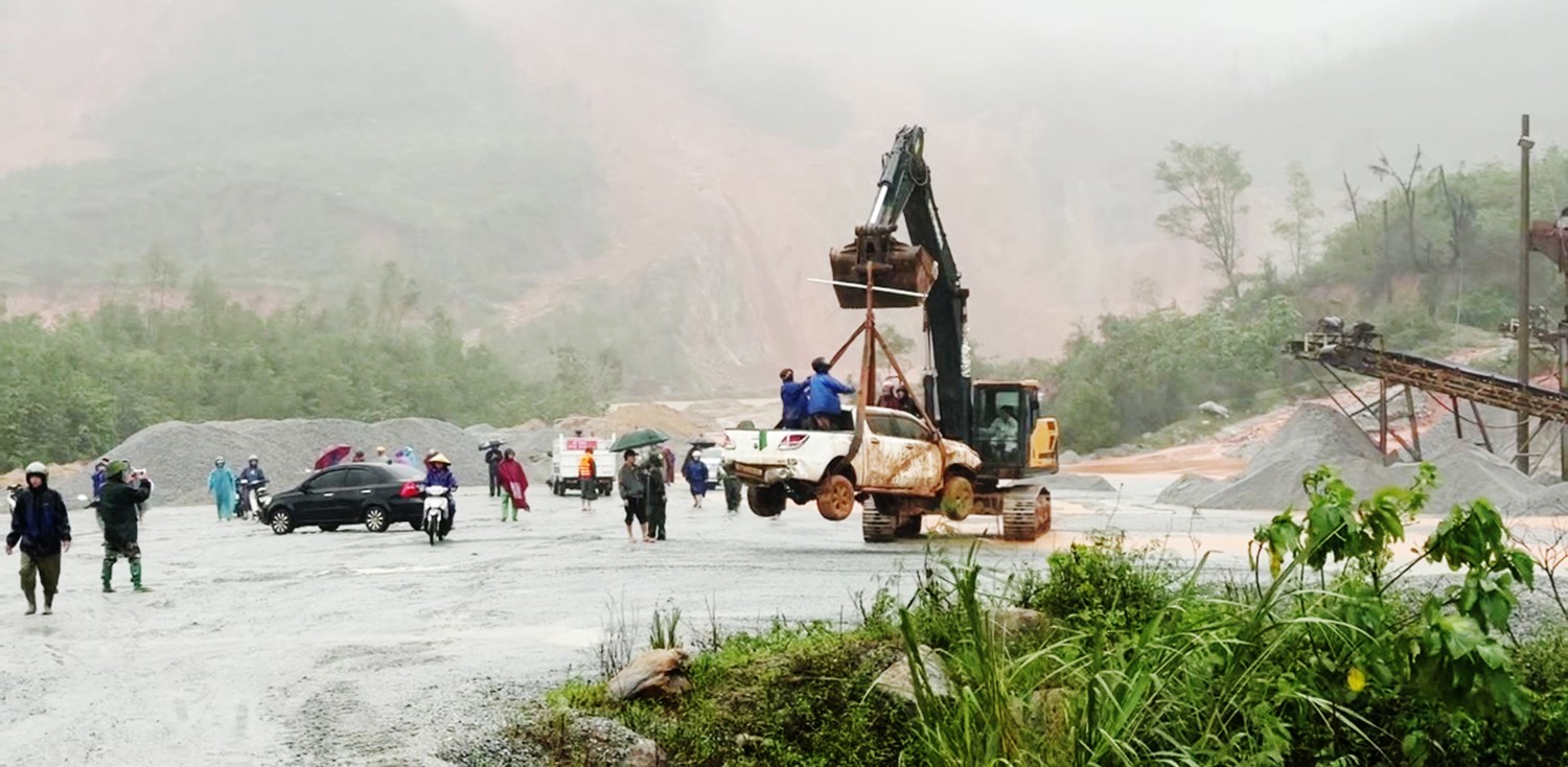 Hà Tĩnh: Mưa lũ gây sạt lở núi, nhiều tài sản của người dân bị vùi lấp