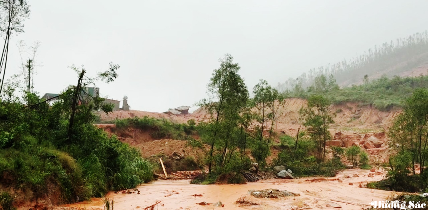 Hà Tĩnh: Mưa lũ gây sạt lở núi, nhiều tài sản của người dân bị vùi lấp