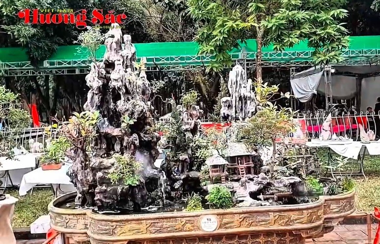 Cụ già 80 tuổi ở Sơn Tây, Hà Nội làm tiểu cảnh non bộ bằng đá nhân tạo