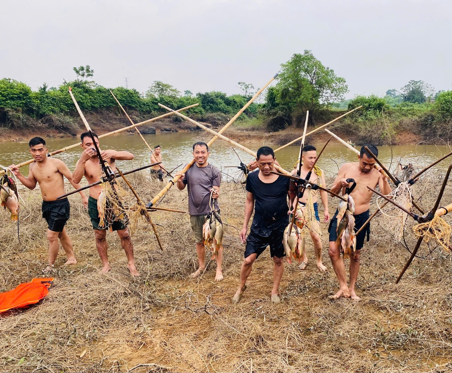 Dập sào bắt cá – phong tục độc đáo níu hồn quê Tích Giang Dập sào bắt cá – phong tục độc đáo níu hồn quê Tích Giang