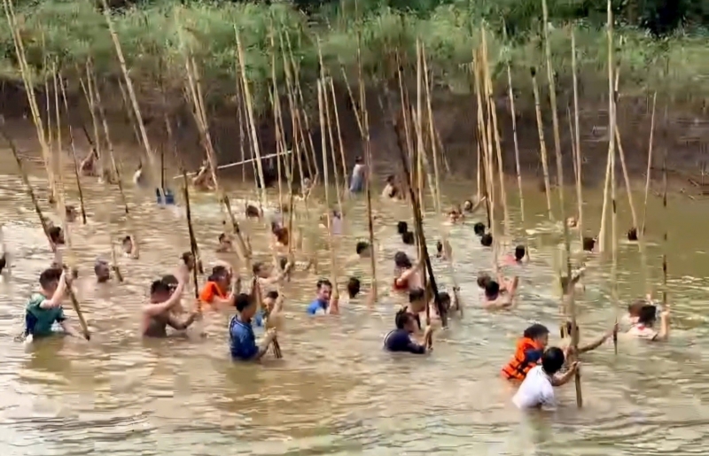 Dập sào bắt cá – phong tục độc đáo níu hồn quê Tích Giang