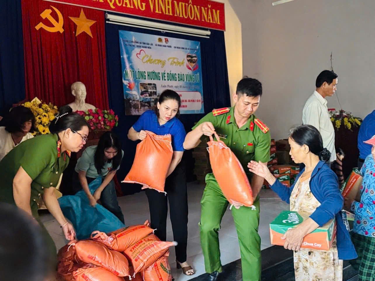 Ấm lòng tình quân dân