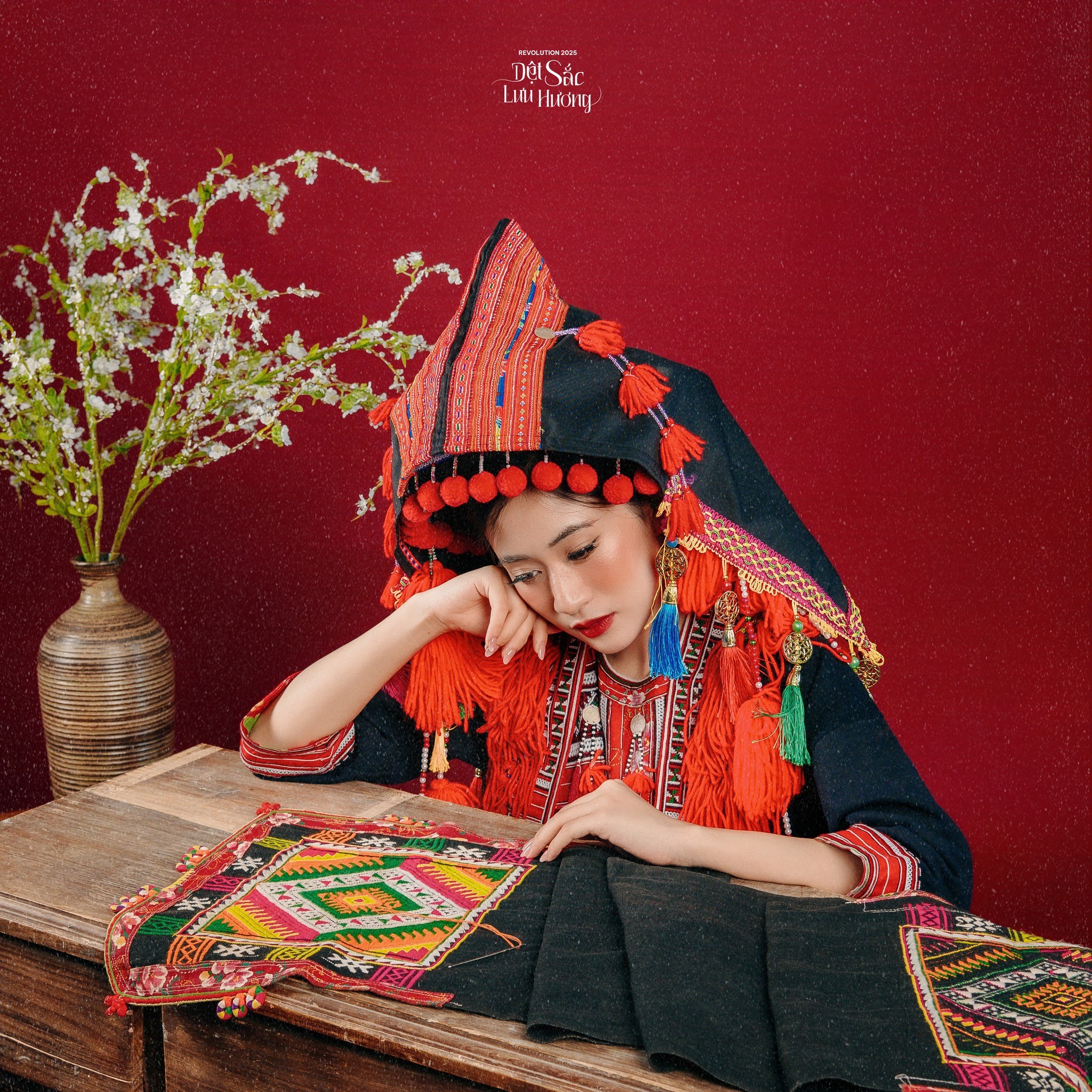 “Dệt Sắc Cửu Châu”: Hành trình kết nối quá khứ và hiện tại qua từng sợi chỉ “Dệt Sắc Cửu Châu”: Hành trình kết nối quá khứ và hiện tại qua từng sợi chỉ