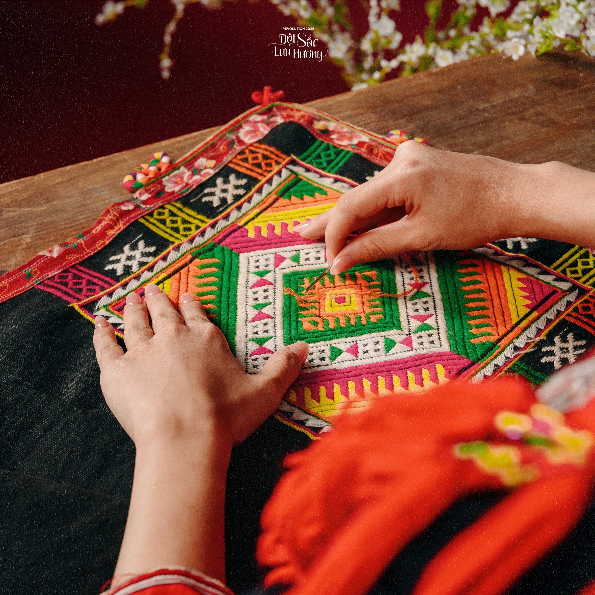 “Dệt Sắc Cửu Châu”: Hành trình kết nối quá khứ và hiện tại qua từng sợi chỉ “Dệt Sắc Cửu Châu”: Hành trình kết nối quá khứ và hiện tại qua từng sợi chỉ