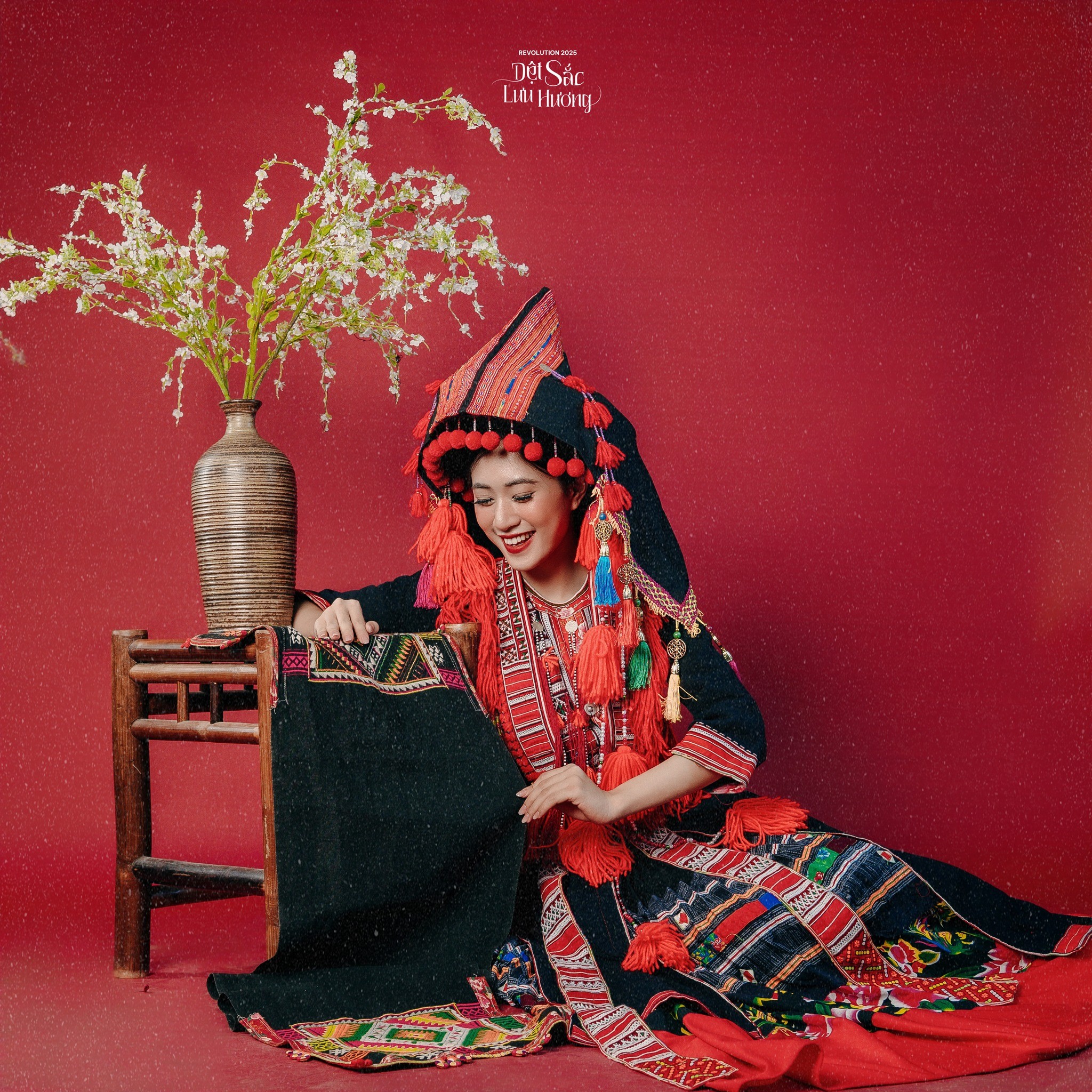 “Dệt Sắc Cửu Châu”: Hành trình kết nối quá khứ và hiện tại qua từng sợi chỉ “Dệt Sắc Cửu Châu”: Hành trình kết nối quá khứ và hiện tại qua từng sợi chỉ