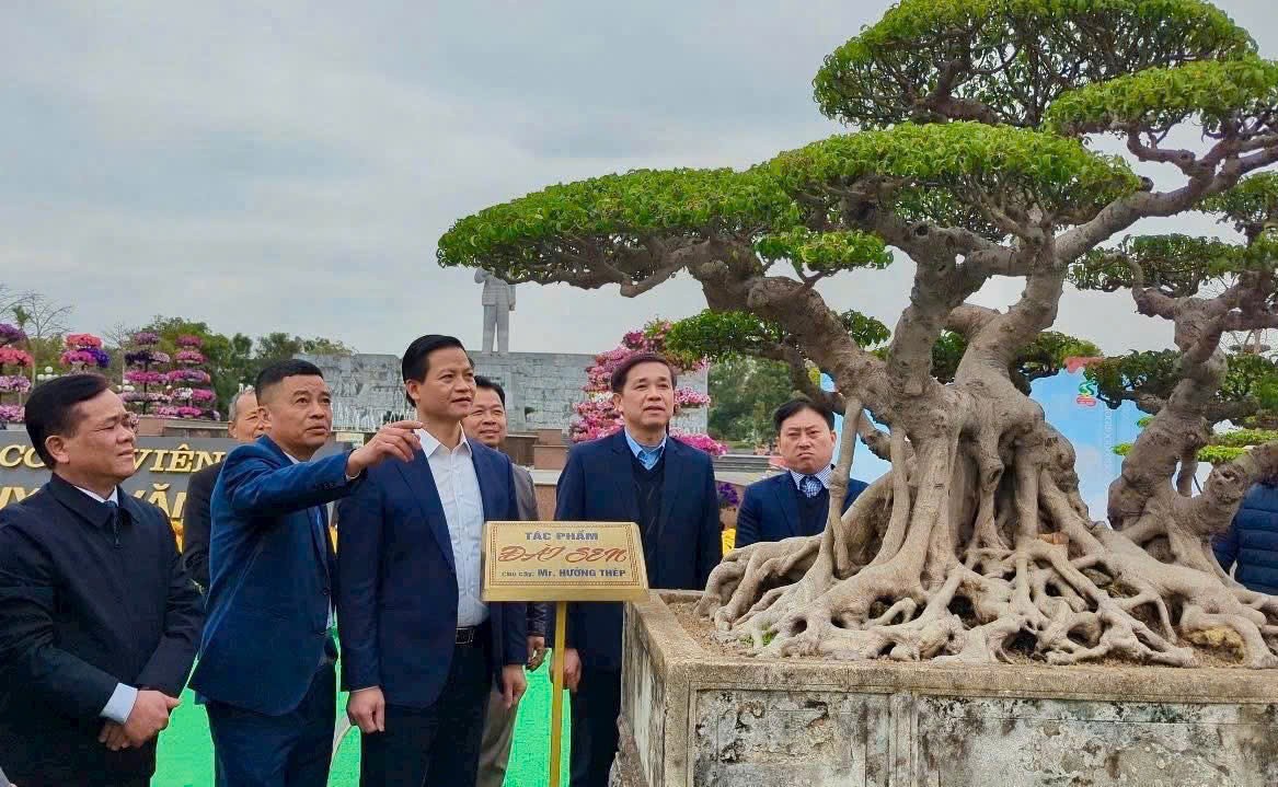 Phong trào SVC tỉnh Bắc Ninh nhận được sự quan tâm sâu sắc của chính quyền  địa phương. Ảnh: Chủ tịch UBND tỉnh Bắc Ninh Vương Quốc Tuấn tham quan trưng bày cây cảnh trên địa bàn. 