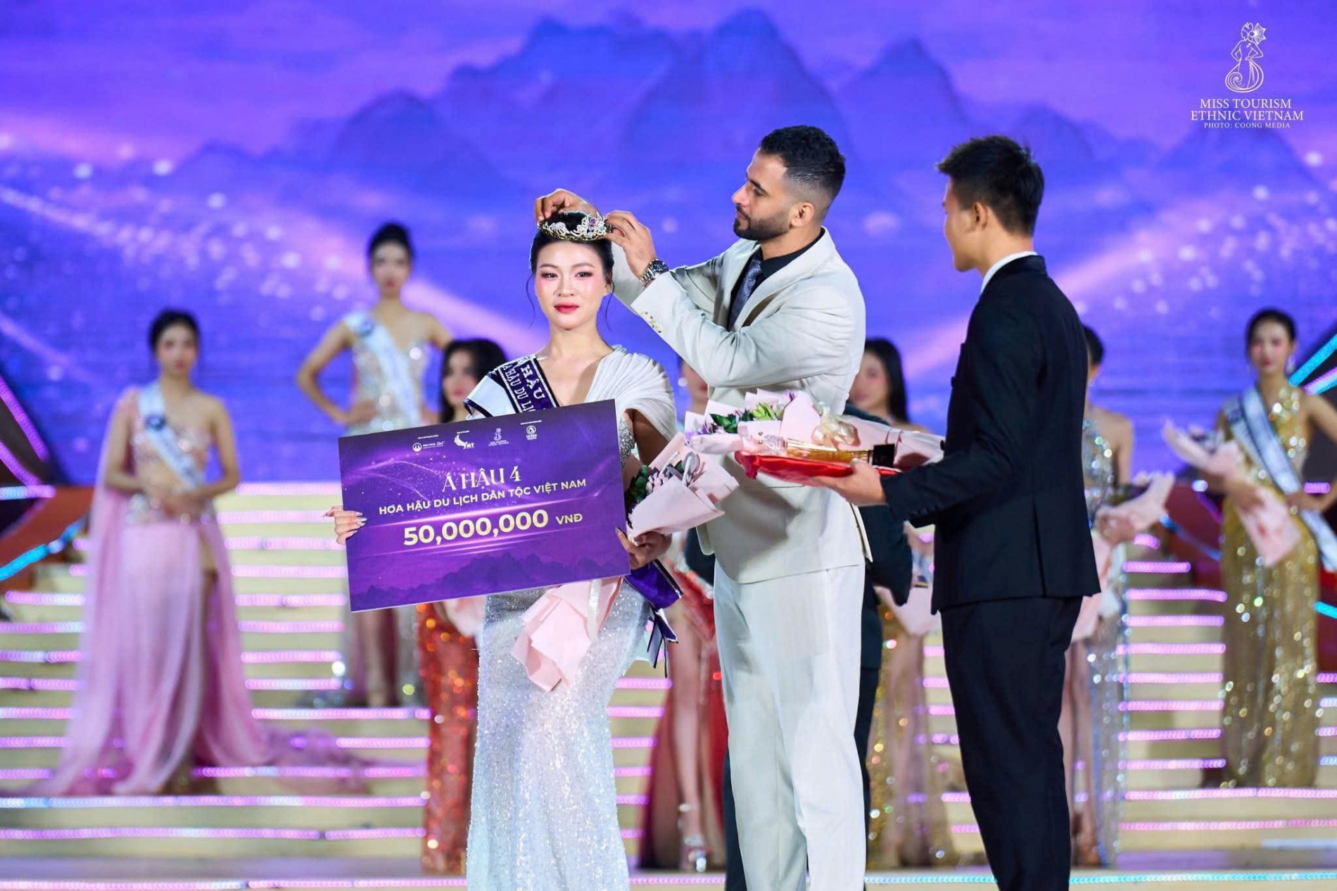 Nữ sinh Hà Tĩnh đăng quang Á hậu 4 Hoa hậu Du lịch Dân tộc Việt Nam 2025 Nữ sinh Hà Tĩnh đăng quang Á hậu 4 Hoa hậu Du lịch Dân tộc Việt Nam 2025