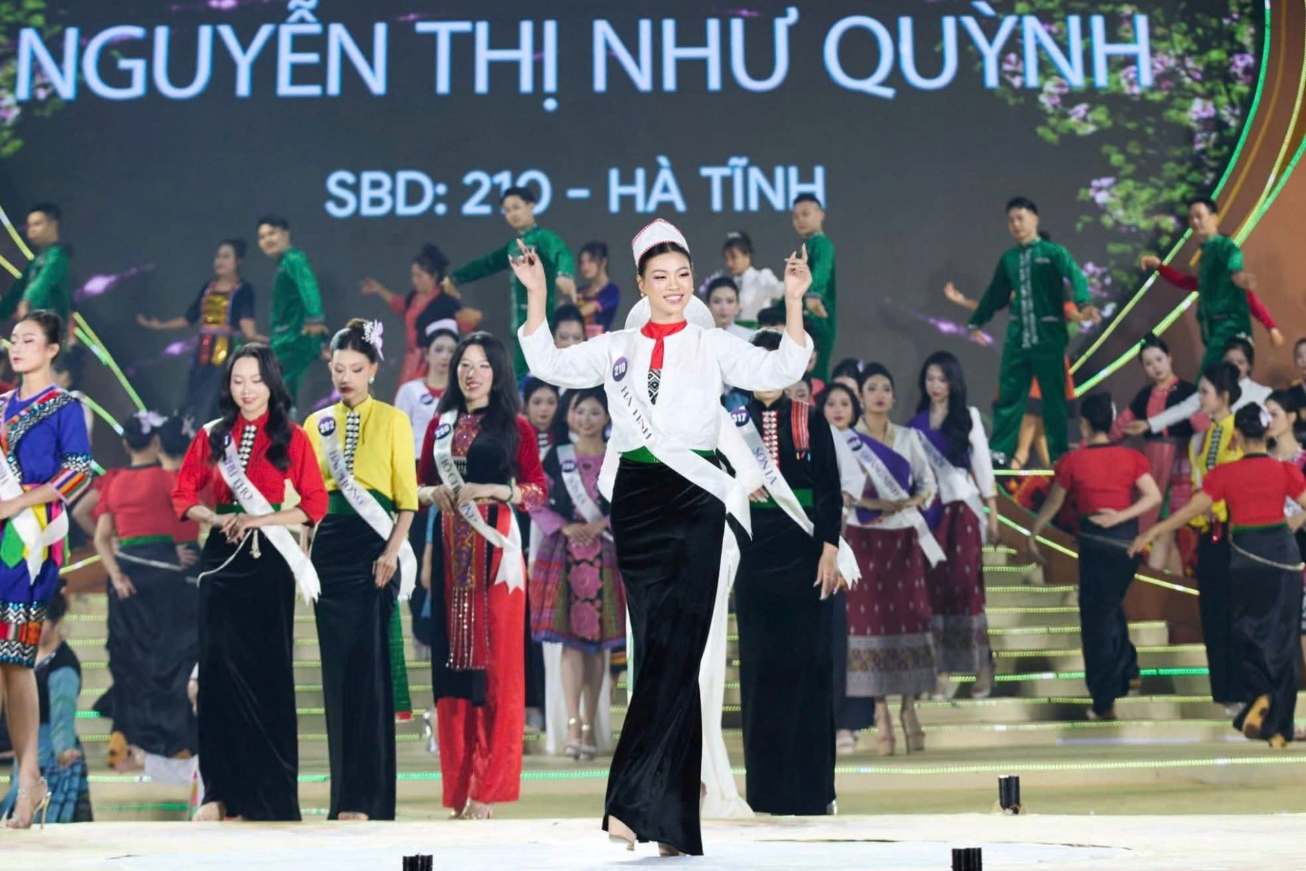 Nữ sinh Hà Tĩnh đăng quang Á hậu 4 Hoa hậu Du lịch Dân tộc Việt Nam 2025 Nữ sinh Hà Tĩnh đăng quang Á hậu 4 Hoa hậu Du lịch Dân tộc Việt Nam 2025