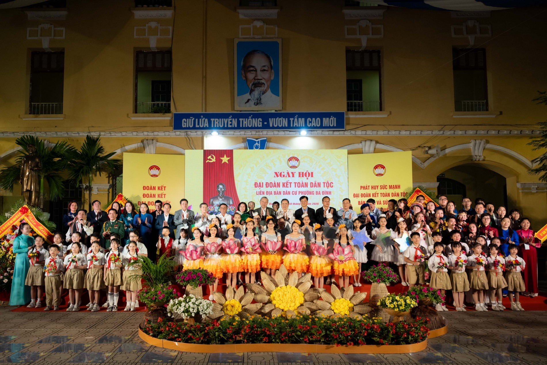 Tổng Bí thư Tô Lâm và Chủ tịch Quốc hội Trần Thanh Mẫn dự Ngày hội Đại đoàn kết toàn dân tộc Tổng Bí thư Tô Lâm và Chủ tịch Quốc hội Trần Thanh Mẫn dự Ngày hội Đại đoàn kết toàn dân tộc