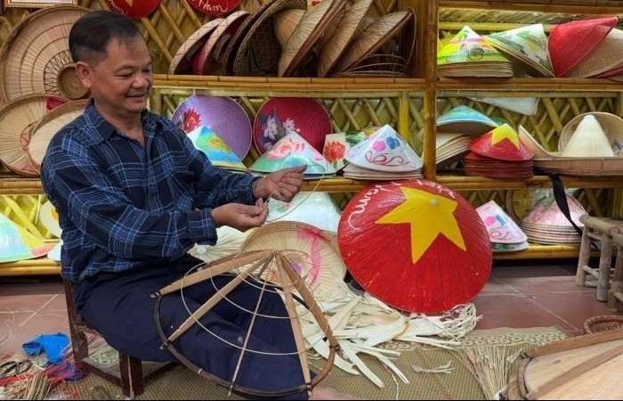 Nửa thế kỷ gắn bó với nón lá, nghệ nhân gìn giữ và nâng tầm văn hóa làng Chuông