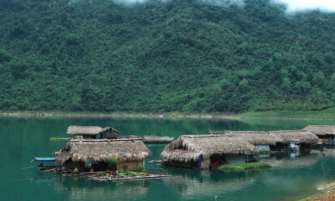 Làng nổi nuôi cá lồng trên lòng hồ thủy điện Tuyên Quang