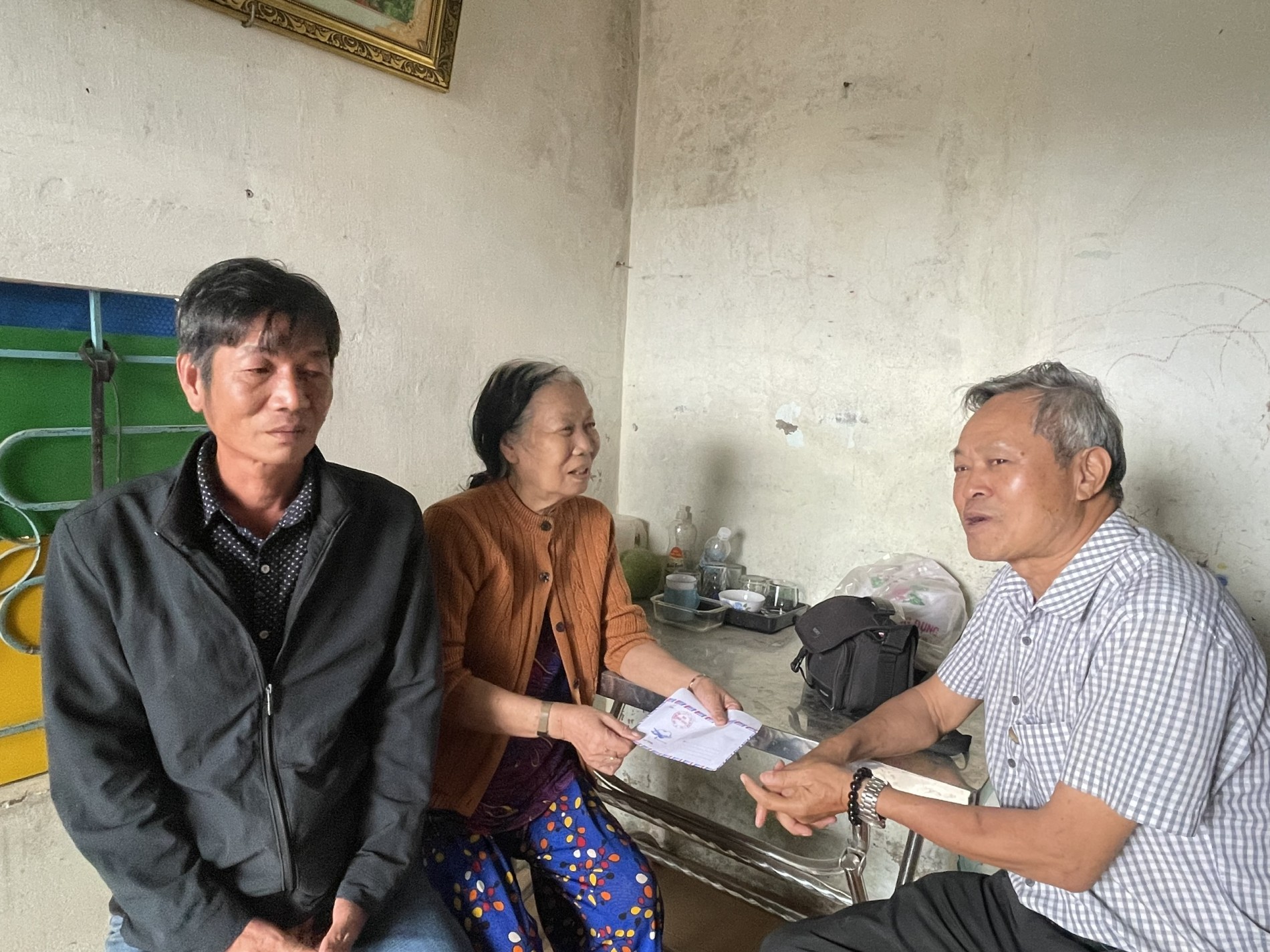 Món quà ấm áp tình nghệ nhân mùa lũ Món quà ấm áp tình nghệ nhân mùa lũ
