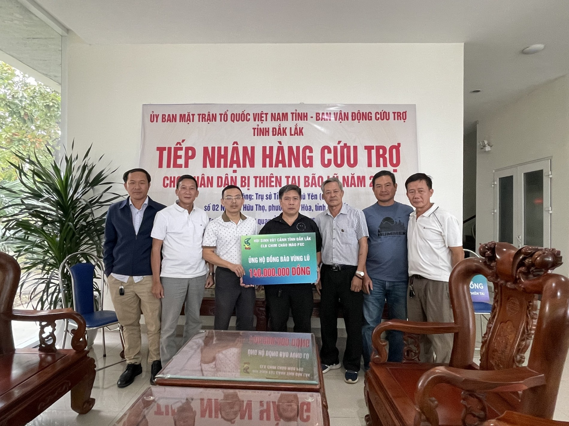 Món quà ấm áp tình nghệ nhân mùa lũ Món quà ấm áp tình nghệ nhân mùa lũ