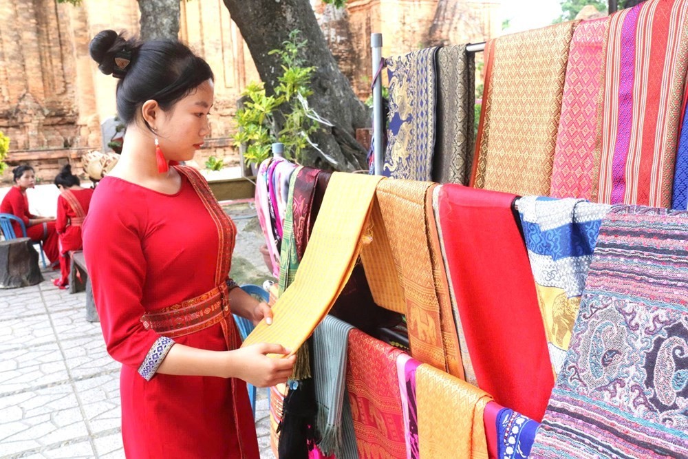 Thổ cẩm rực rỡ, gốm mộc mạc: Làng nghề của người Chăm ở Khánh Hòa vẫn sống mạnh mẽ Thổ cẩm rực rỡ, gốm mộc mạc: Làng nghề của người Chăm ở Khánh Hòa vẫn sống mạnh mẽ