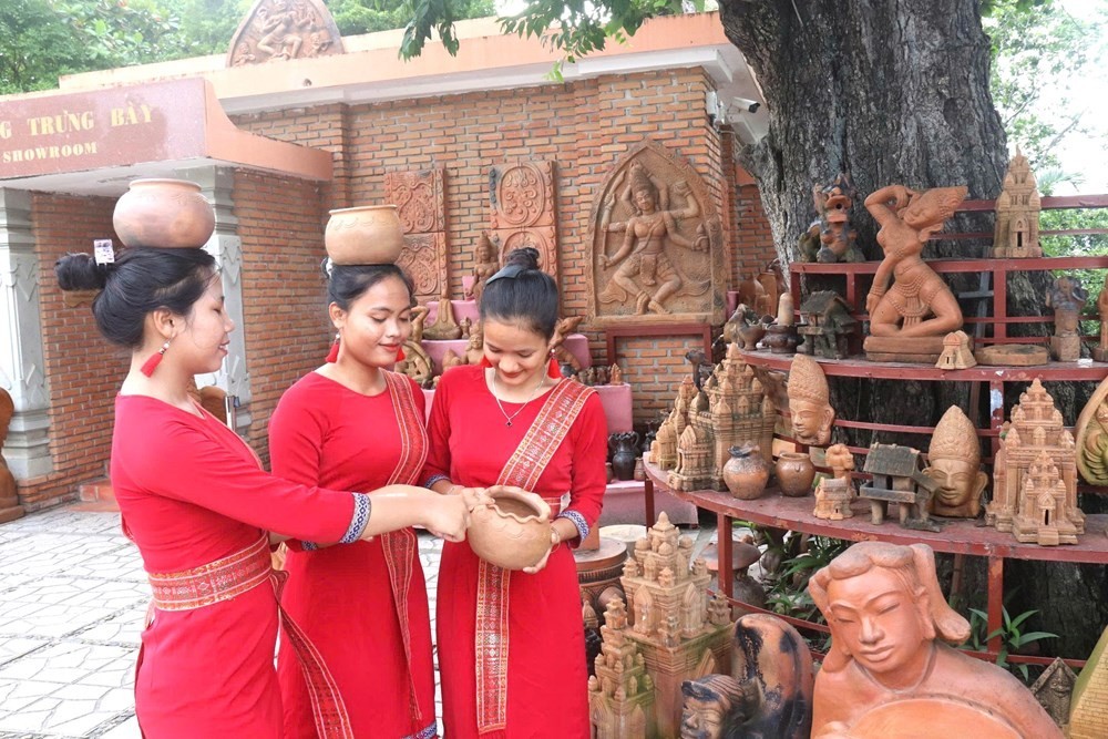 Thổ cẩm rực rỡ, gốm mộc mạc: Làng nghề của người Chăm ở Khánh Hòa vẫn sống mạnh mẽ Thổ cẩm rực rỡ, gốm mộc mạc: Làng nghề của người Chăm ở Khánh Hòa vẫn sống mạnh mẽ