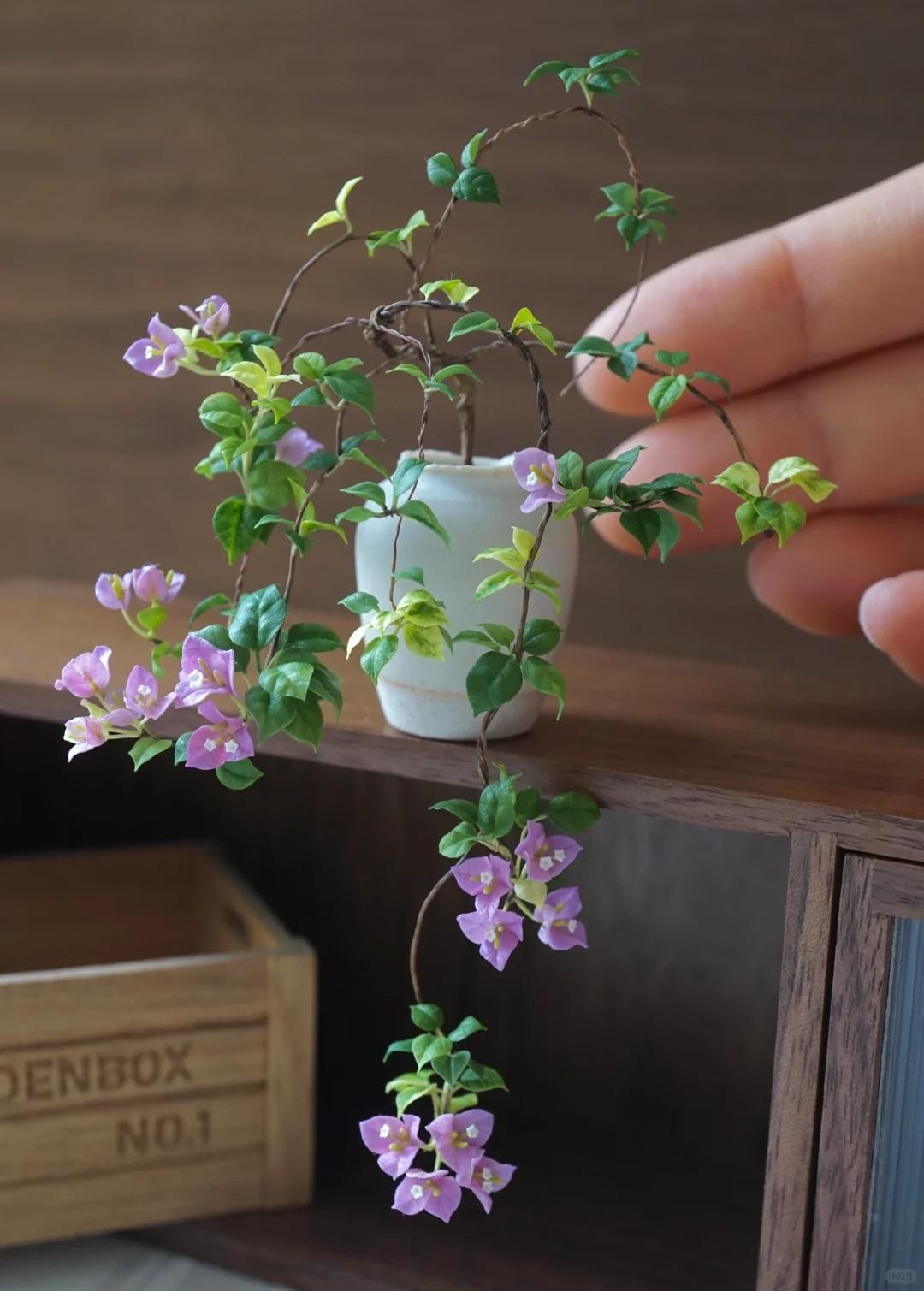 Biến hoa giấy thành “tác phẩm nghệ thuật” chỉ với một sợi dây nhôm