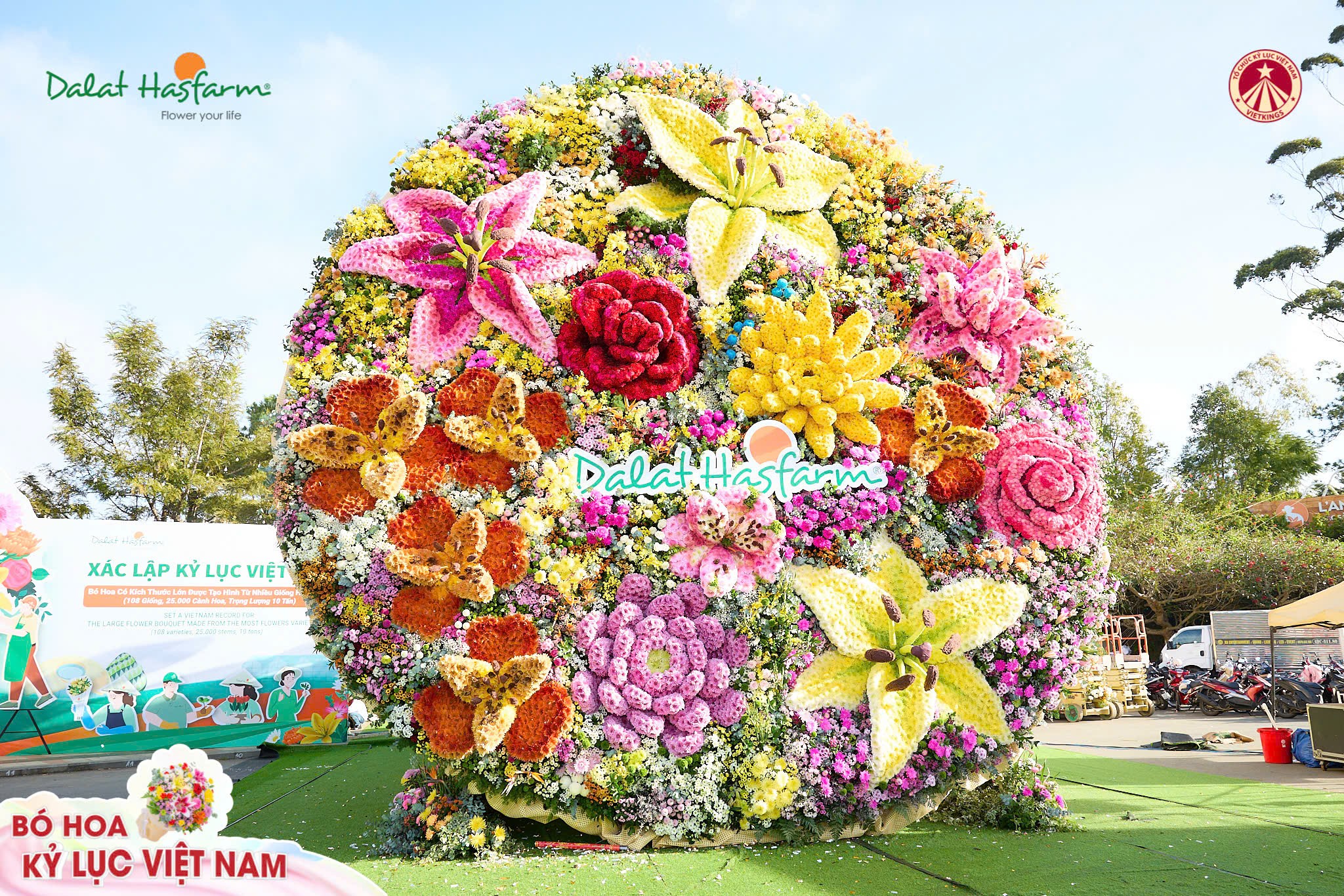 Bó hoa tươi kết tạo từ 30.000 cành ở Đà Lạt xác lập kỷ lục Việt Nam Bó hoa tươi kết tạo từ 30.000 cành ở Đà Lạt xác lập kỷ lục Việt Nam
