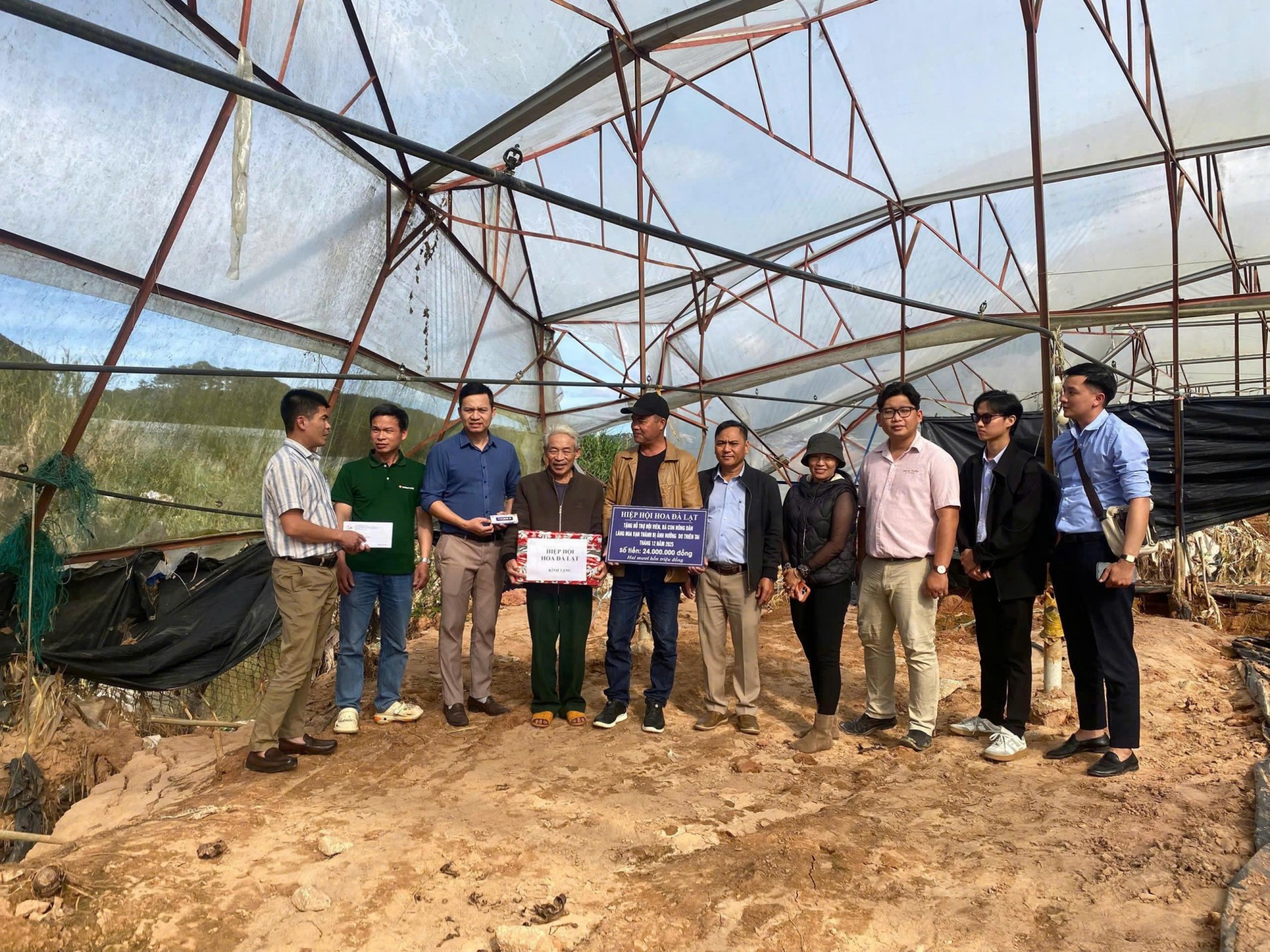 Hiệp hội Hoa Đà Lạt thăm hỏi, động viên hội viên và nông dân trồng hoa bị thiệt hại do lũ lụt