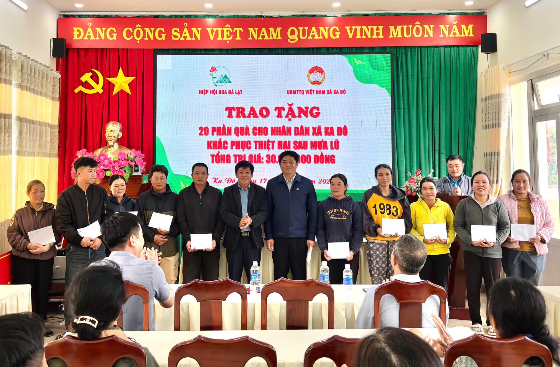 Hiệp hội Hoa Đà Lạt thăm hỏi, động viên hội viên và nông dân trồng hoa bị thiệt hại do lũ lụt