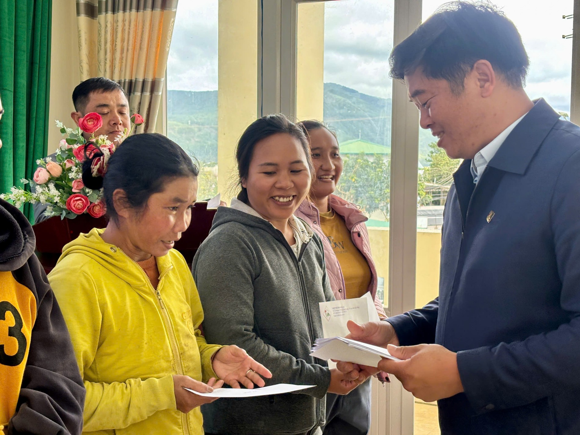 Hiệp hội Hoa Đà Lạt thăm hỏi, động viên hội viên và nông dân trồng hoa bị thiệt hại do lũ lụt