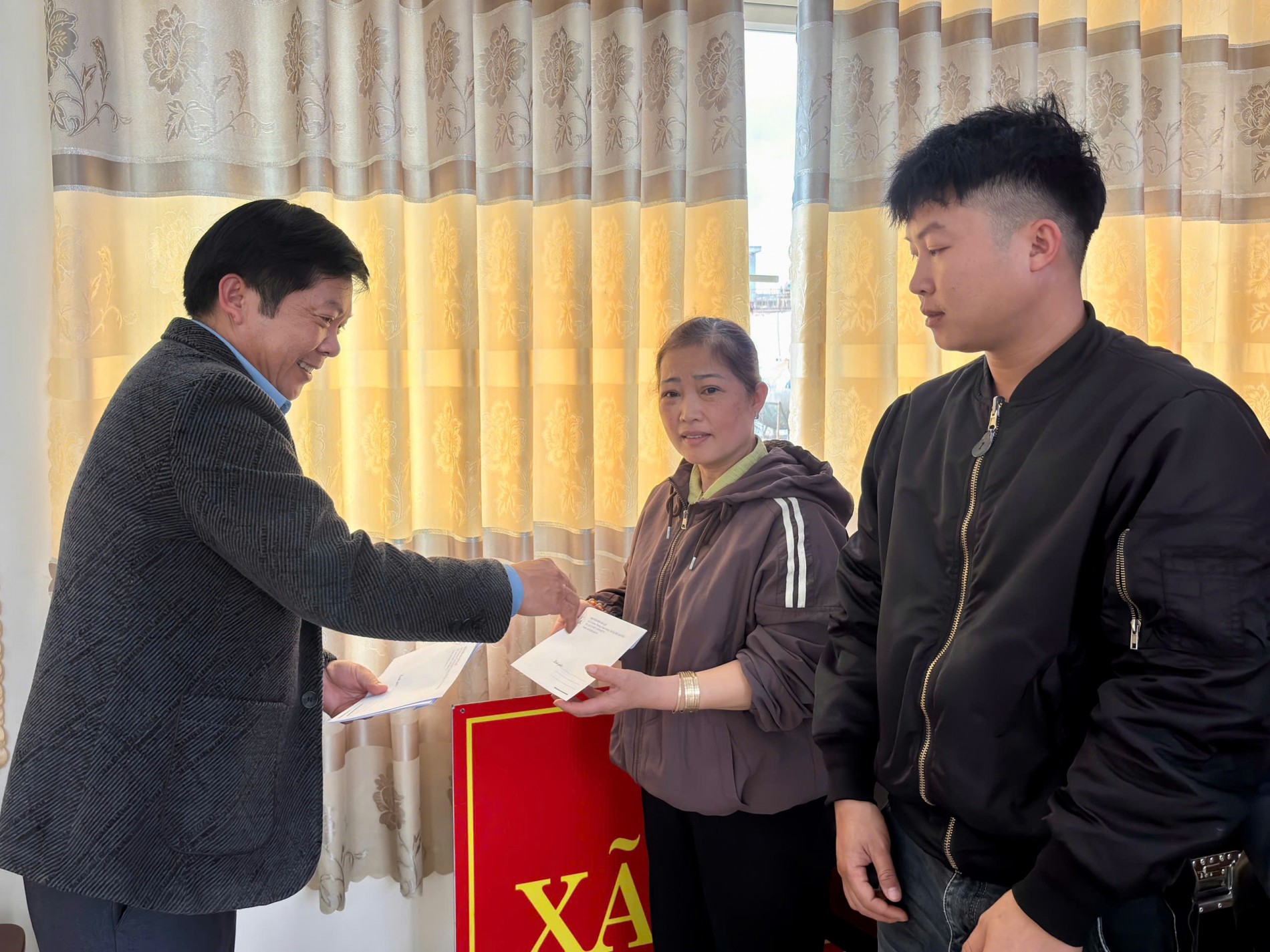 Hiệp hội Hoa Đà Lạt thăm hỏi, động viên hội viên và nông dân trồng hoa bị thiệt hại do lũ lụt