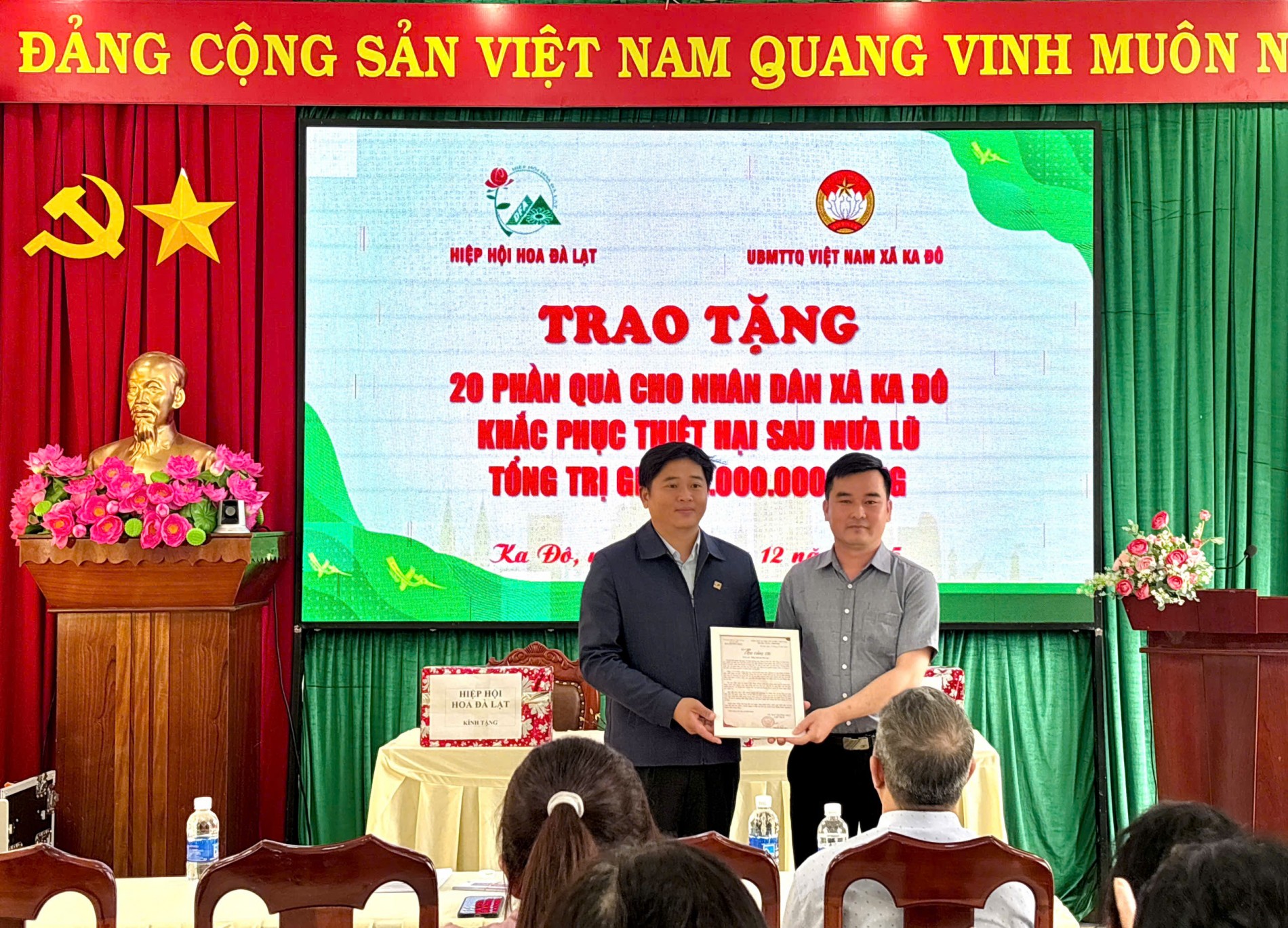 Hiệp hội Hoa Đà Lạt thăm hỏi, động viên hội viên và nông dân trồng hoa bị thiệt hại do lũ lụt