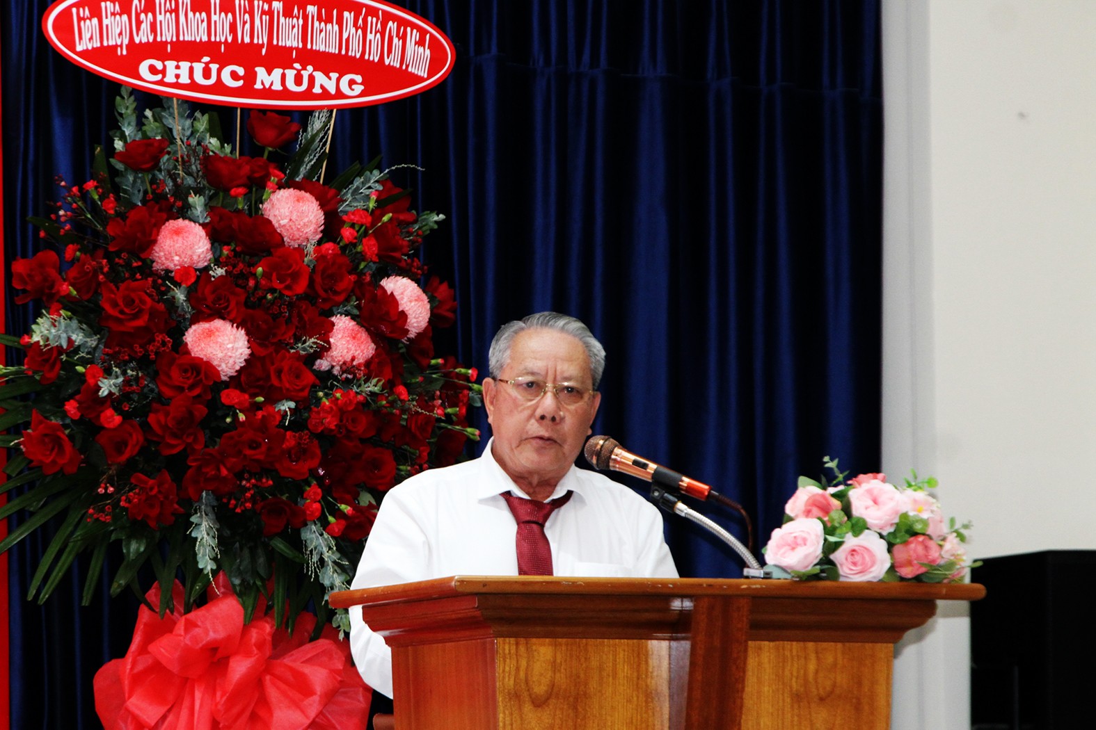 Ông Lê Văn Ngọc - Ủy viên BCH Hội SVC Việt Nam, Nguyên Chủ tịch Hội SVC tỉnh Bình Dương (cũ) trình bày dự thảo phương hướng, nhiệm vụ của Hội SVC TP. HCM nhiệm kỳ 2025 - 2030.