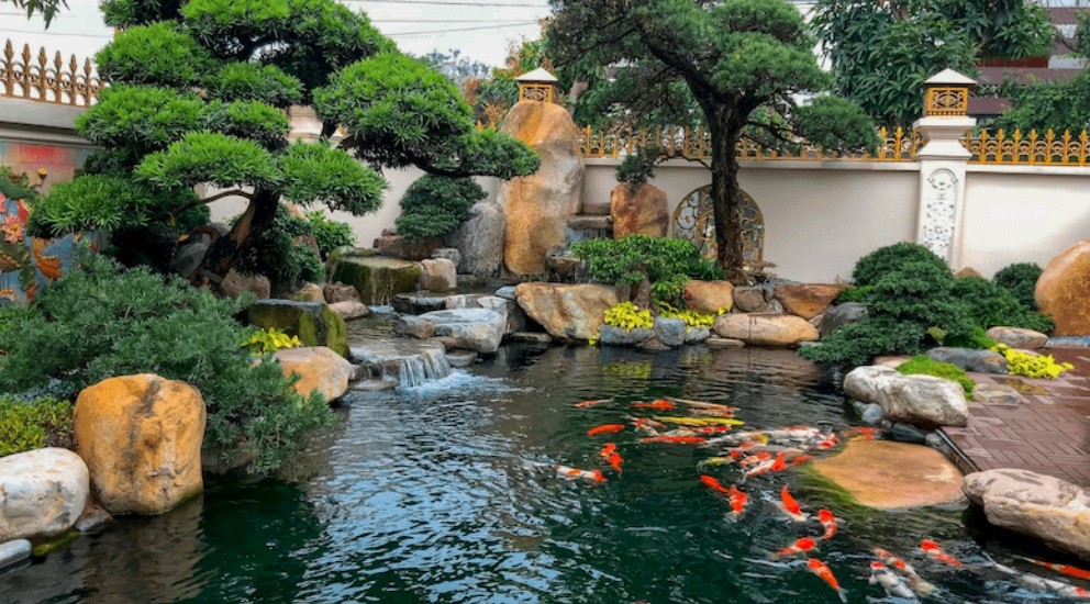 Gợi ý trang trí tiểu cảnh sân vườn đón Tết: Mang xuân về từ ngõ nhỏ đến hiên nhà Gợi ý trang trí tiểu cảnh sân vườn đón Tết: Mang xuân về từ ngõ nhỏ đến hiên nhà