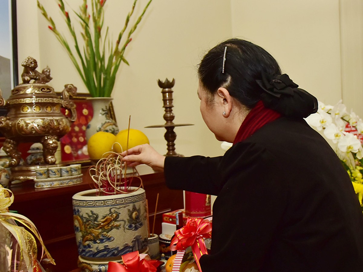 Tỉa chân nhang trên ban thờ: Tập tục đẹp giữ gìn nếp nhà và vượng khí Tỉa chân nhang trên ban thờ: Tập tục đẹp giữ gìn nếp nhà và vượng khí
