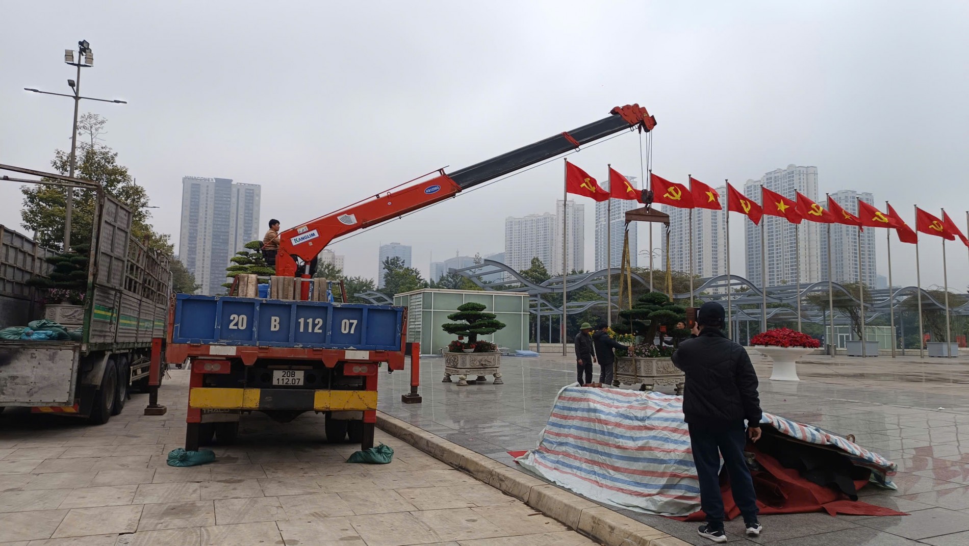 Bàn giao Cây cảnh nghệ thuật làm đẹp không gian Đại hội XIV Bàn giao Cây cảnh nghệ thuật làm đẹp không gian Đại hội XIV