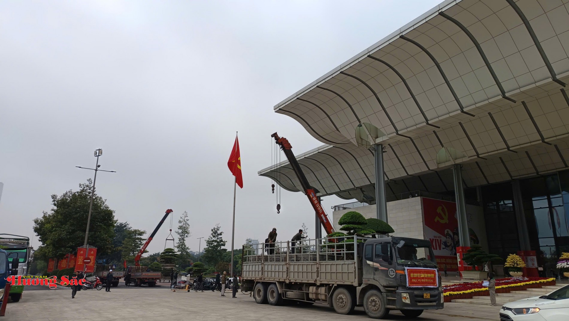 Bàn giao Cây cảnh nghệ thuật làm đẹp không gian Đại hội XIV Bàn giao Cây cảnh nghệ thuật làm đẹp không gian Đại hội XIV