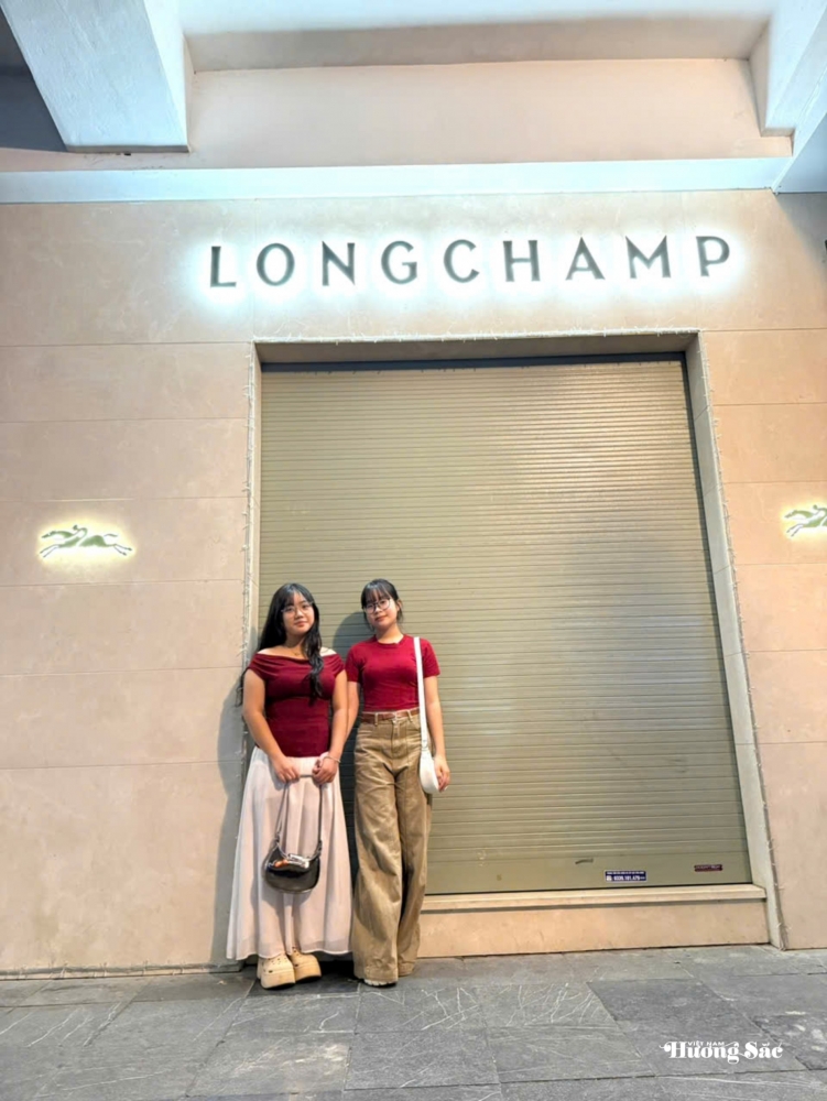 Hồ Gươm về đêm cuối năm: Dòng người, ánh sáng và nhịp sống Hà Nội