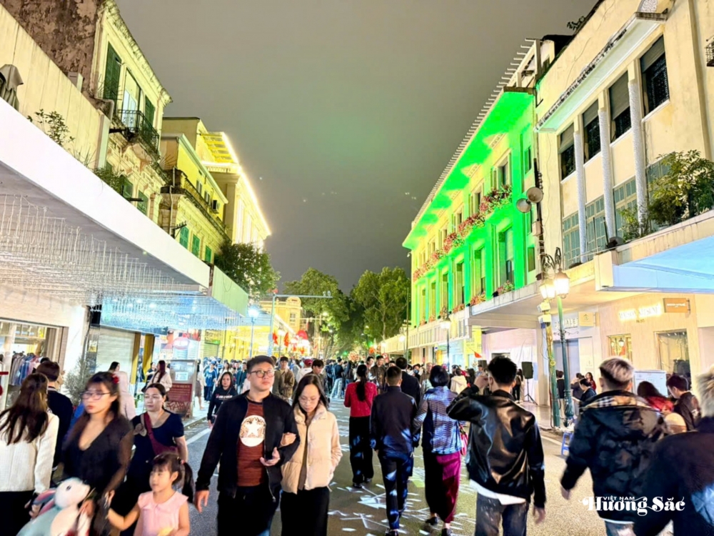 Hồ Gươm về đêm cuối năm: Dòng người, ánh sáng và nhịp sống Hà Nội