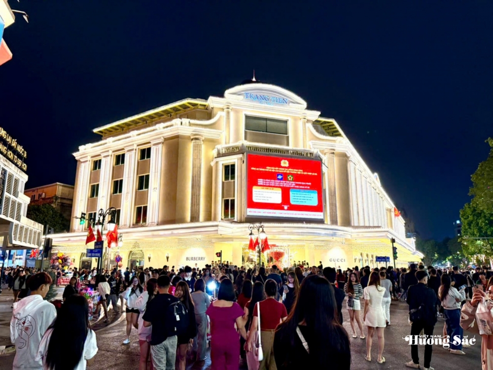 Hồ Gươm về đêm cuối năm: Dòng người, ánh sáng và nhịp sống Hà Nội
