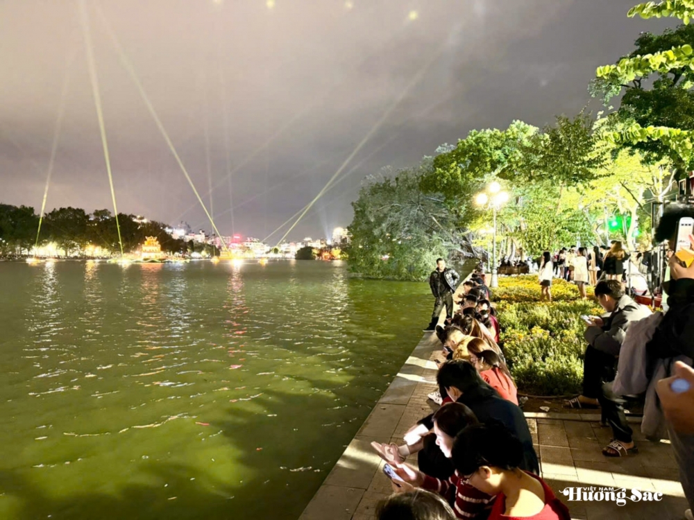 Hồ Gươm về đêm cuối năm: Dòng người, ánh sáng và nhịp sống Hà Nội