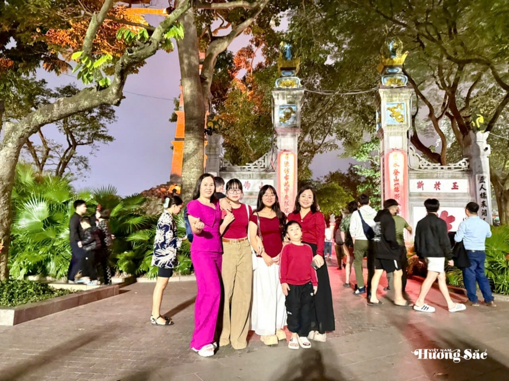 Hồ Gươm về đêm cuối năm: Dòng người, ánh sáng và nhịp sống Hà Nội