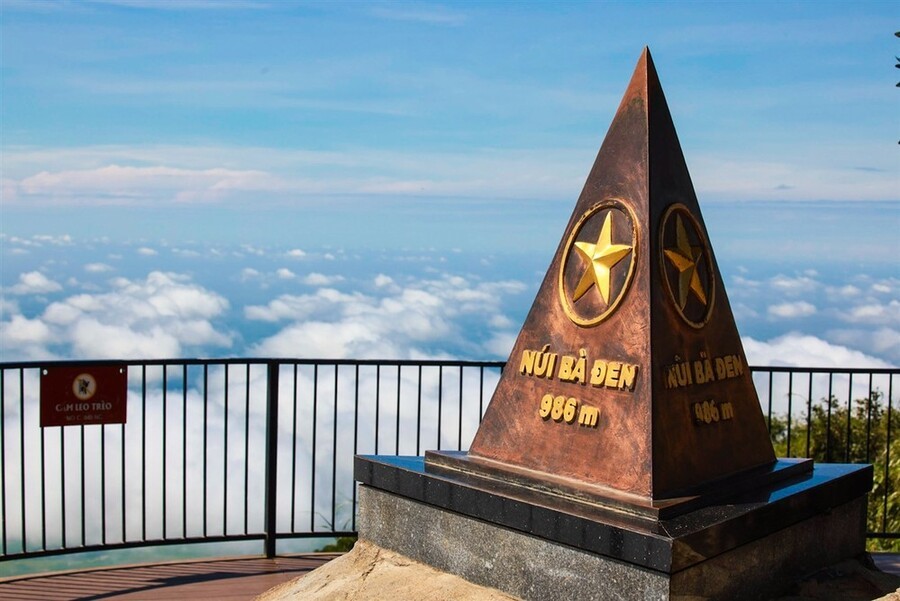 Đỉnh núi Bà Đen, chốn linh thiêng huyền thoại đất Tây Ninh     thoại của