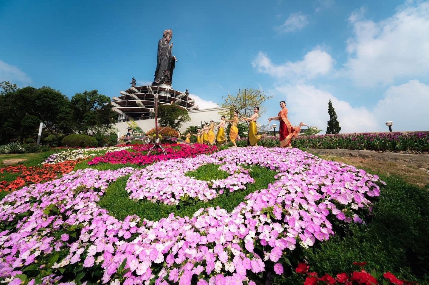 Hằng năm, nếu như đầu năm, núi Bà Đen đón hàng vạn người dân gửi gắm ước nguyện về một năm mới hanh thông, an lành; thì cuối năm, ngọn núi thiêng lại đón hàng vạn du khách trở lại để tạ ơn Linh Sơn Thánh Mẫu