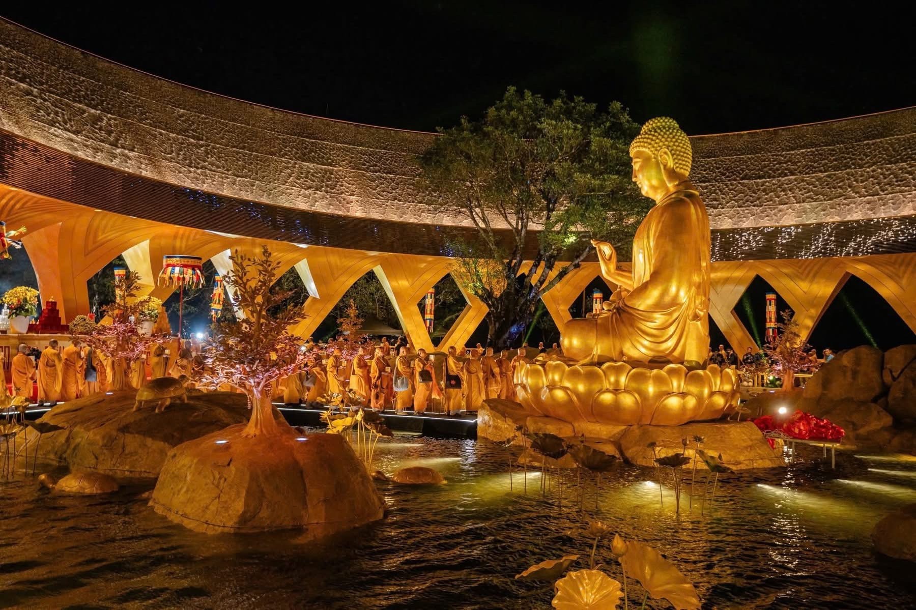 Đức Phật Câu Na Hàm Mâu Ni  là vị Phật thứ 5 trong 7 vị Phật quá khứ và thứ 2 trong 5 vị Phật của hiền kiếp, tượng trưng cho an lạc, thịnh vượng và phước báu