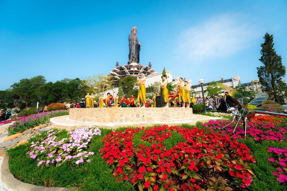 Hội hoa xuân núi Bà Đen thu hút khách thập phương 