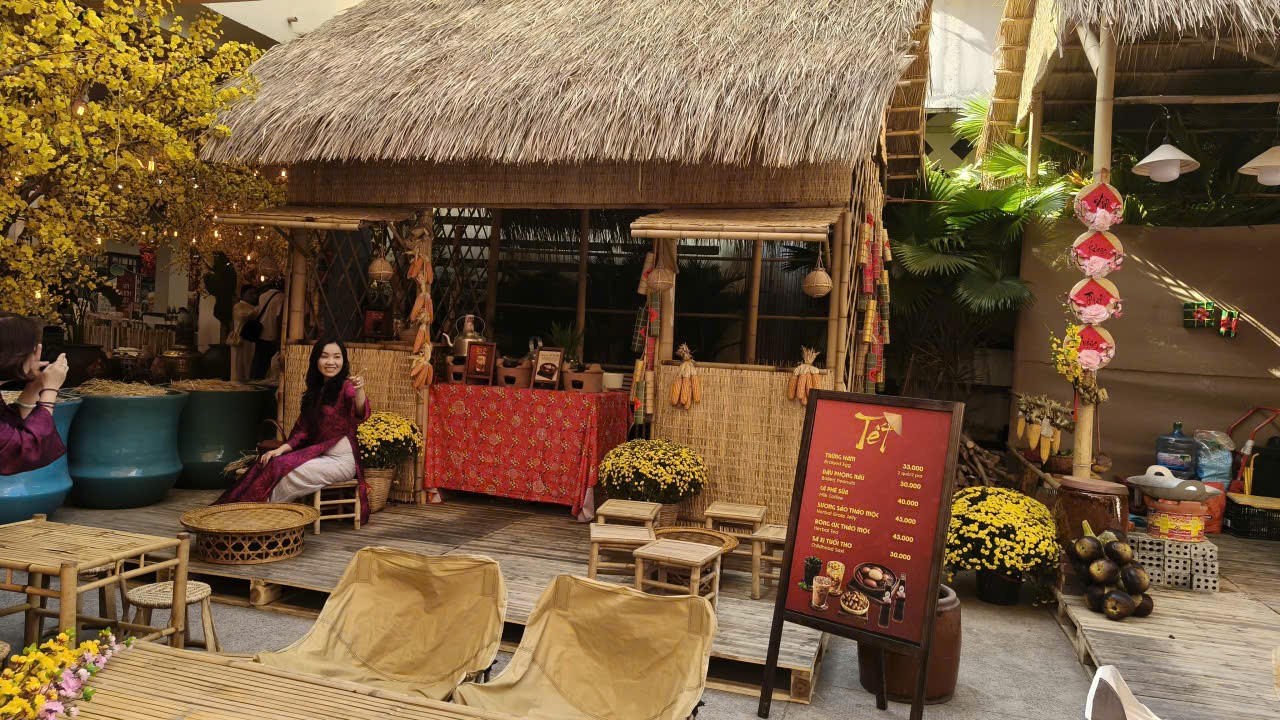 Không gian Tết xưa, nét văn hóa đậm chất phương Nam được tái hiện trong các gian hàng tại Lễ hội Không gian Tết xưa, nét văn hóa đậm chất phương Nam được tái hiện trong các gian hàng tại Lễ hội