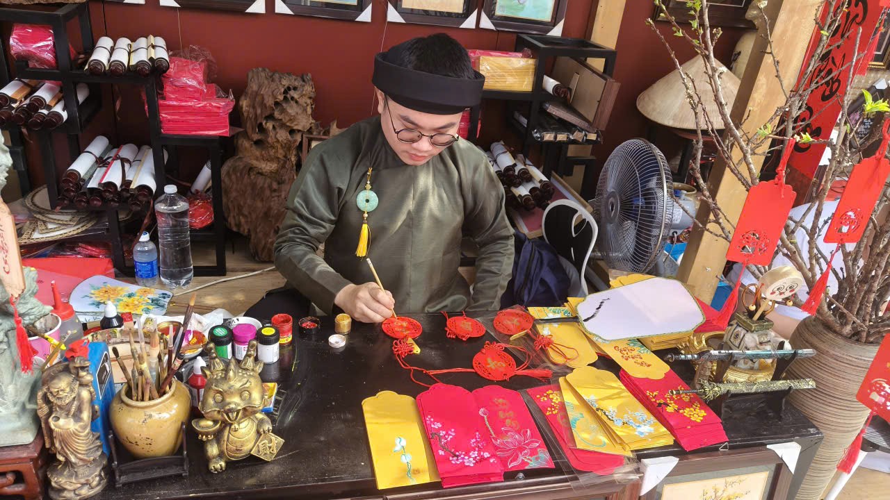 Không gian đậm chất truyền thống với thư pháp, hoa mai, tiểu cảnh Tết và áo dài đã mang mùa xuân cổ truyền trở lại giữa nhịp sống hiện đại của thành phố Không gian đậm chất truyền thống với thư pháp, hoa mai, tiểu cảnh Tết và áo dài đã mang mùa xuân cổ truyền trở lại giữa nhịp sống hiện đại của thành phố
