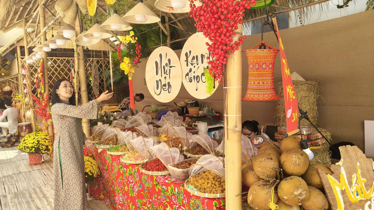 Tiểu cảnh Tết với đèn lồng, mai vàng, câu đối đỏ thu hút người tham quan chụp ảnh Tiểu cảnh Tết với đèn lồng, mai vàng, câu đối đỏ thu hút người tham quan chụp ảnh