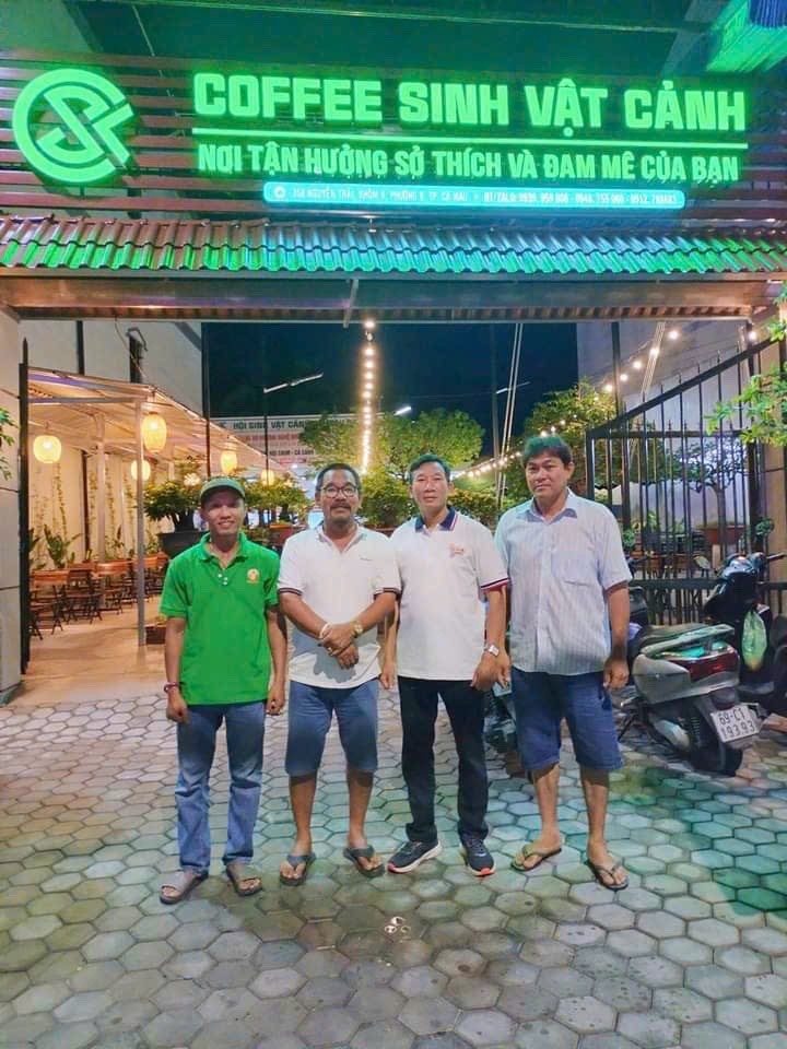 Phóng viên Tạp chí Việt Nam hương sắc cùng Thường trực Hội Sinh vật cảnh tỉnh Cà Mau và các nghệ nhân tại quán cà phê sinh vật cảnh tị Tp Cà Mau Phóng viên Tạp chí Việt Nam hương sắc cùng Thường trực Hội Sinh vật cảnh tỉnh Cà Mau và các nghệ nhân tại quán cà phê sinh vật cảnh tị Tp Cà Mau