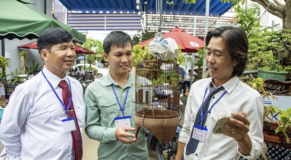 Các nghệ nhân CLB chim cảnh đang trao đổi kỹ năng huấn luyện chim Chào mào Các nghệ nhân CLB chim cảnh đang trao đổi kỹ năng huấn luyện chim Chào mào